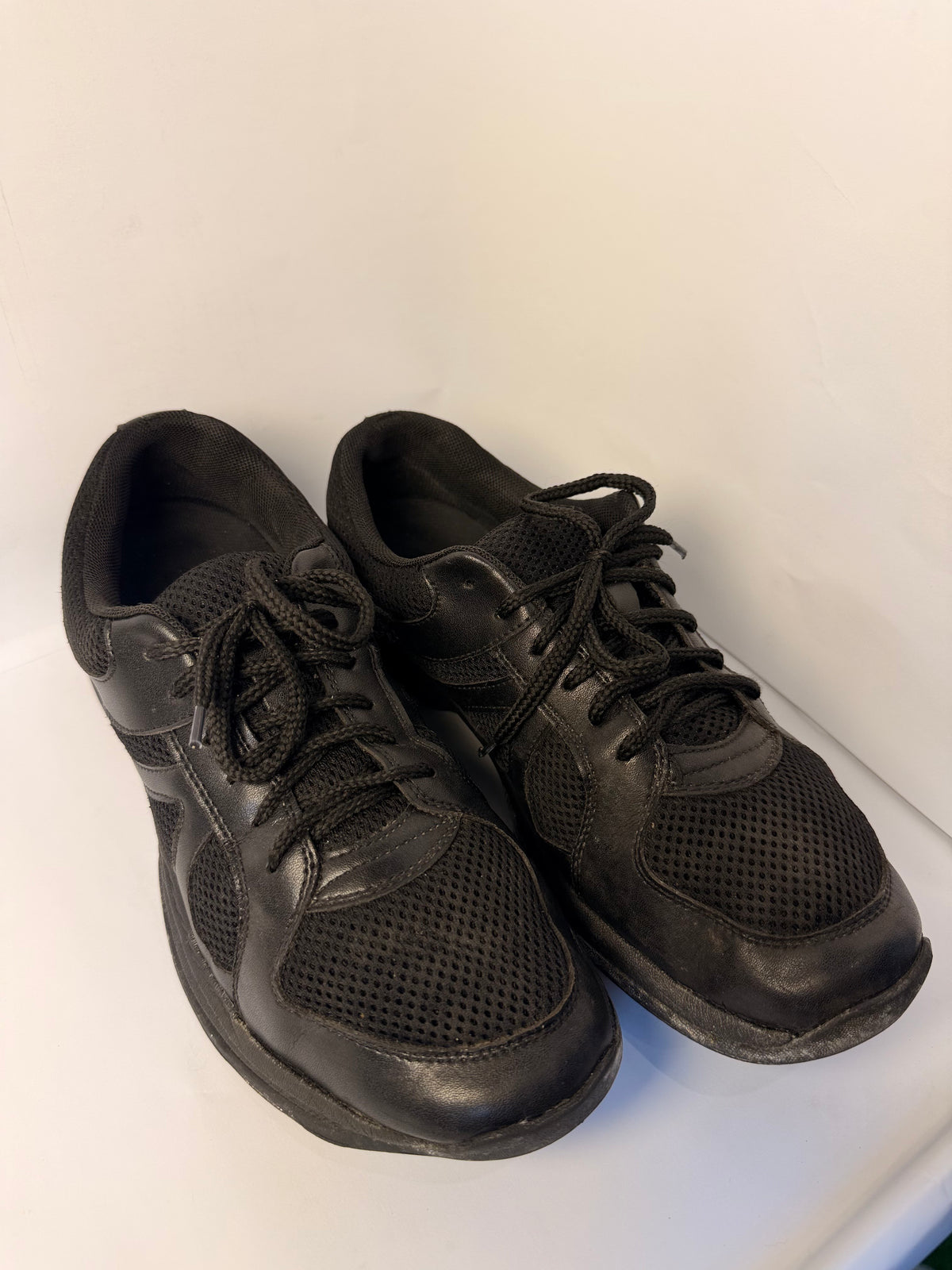 Black Leather and Mesh Training Shoe